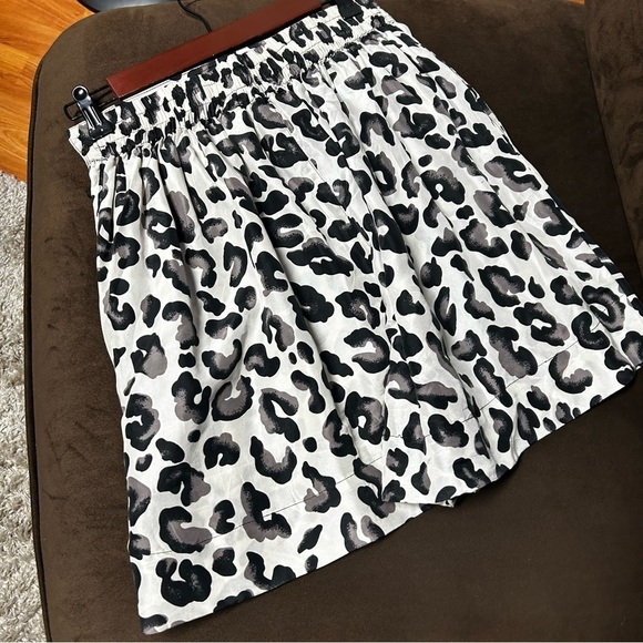 Vintage silk shorts in black and white animal print high-rise pleated medium - Picture 5 of 11
